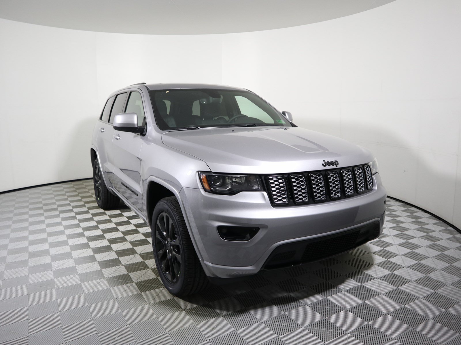 New 2019 Jeep Grand Cherokee Altitude Sport Utility in Parkersburg 