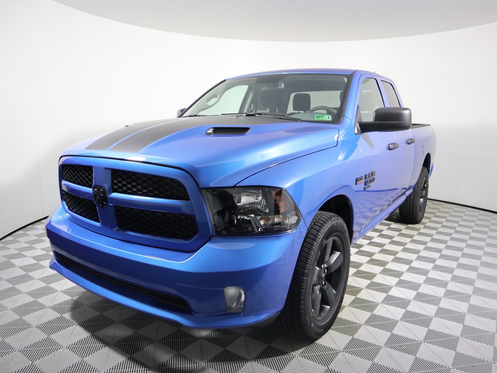 new-2019-ram-1500-classic-express-crew-cab-pickup-in-parkersburg-d7880