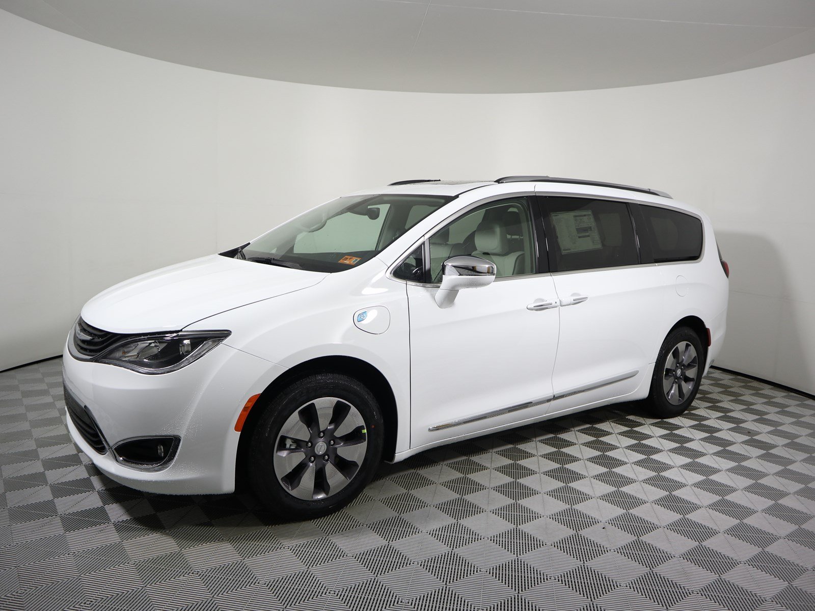 New 2019 Chrysler Pacifica Hybrid Limited Minivan