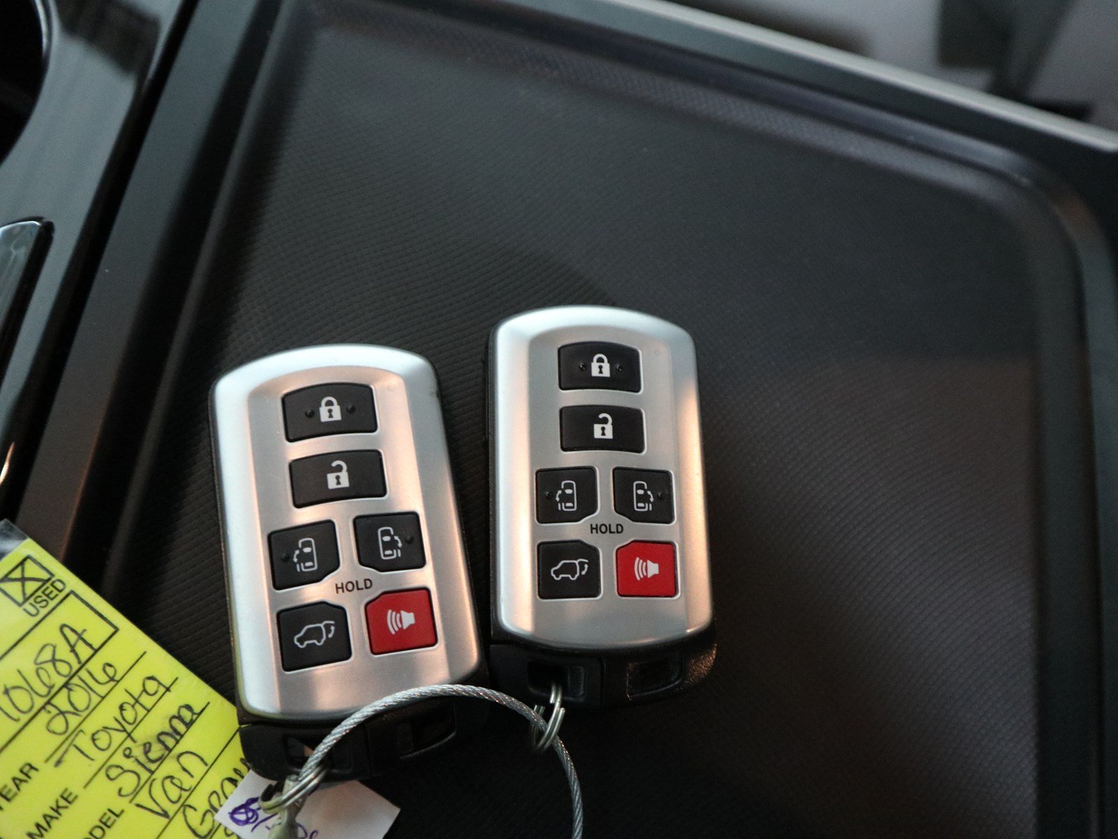 Pre-Owned 2016 Toyota Sienna XLE Mini-van, Passenger in Parkersburg #