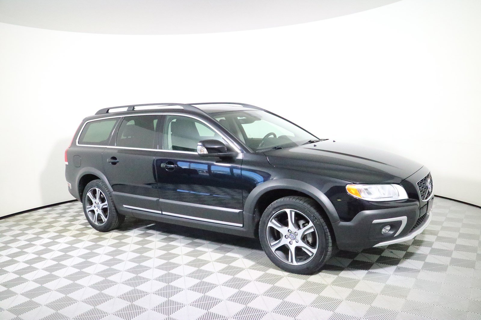 PreOwned 2015 Volvo XC70 T6 Station Wagon in Parkersburg