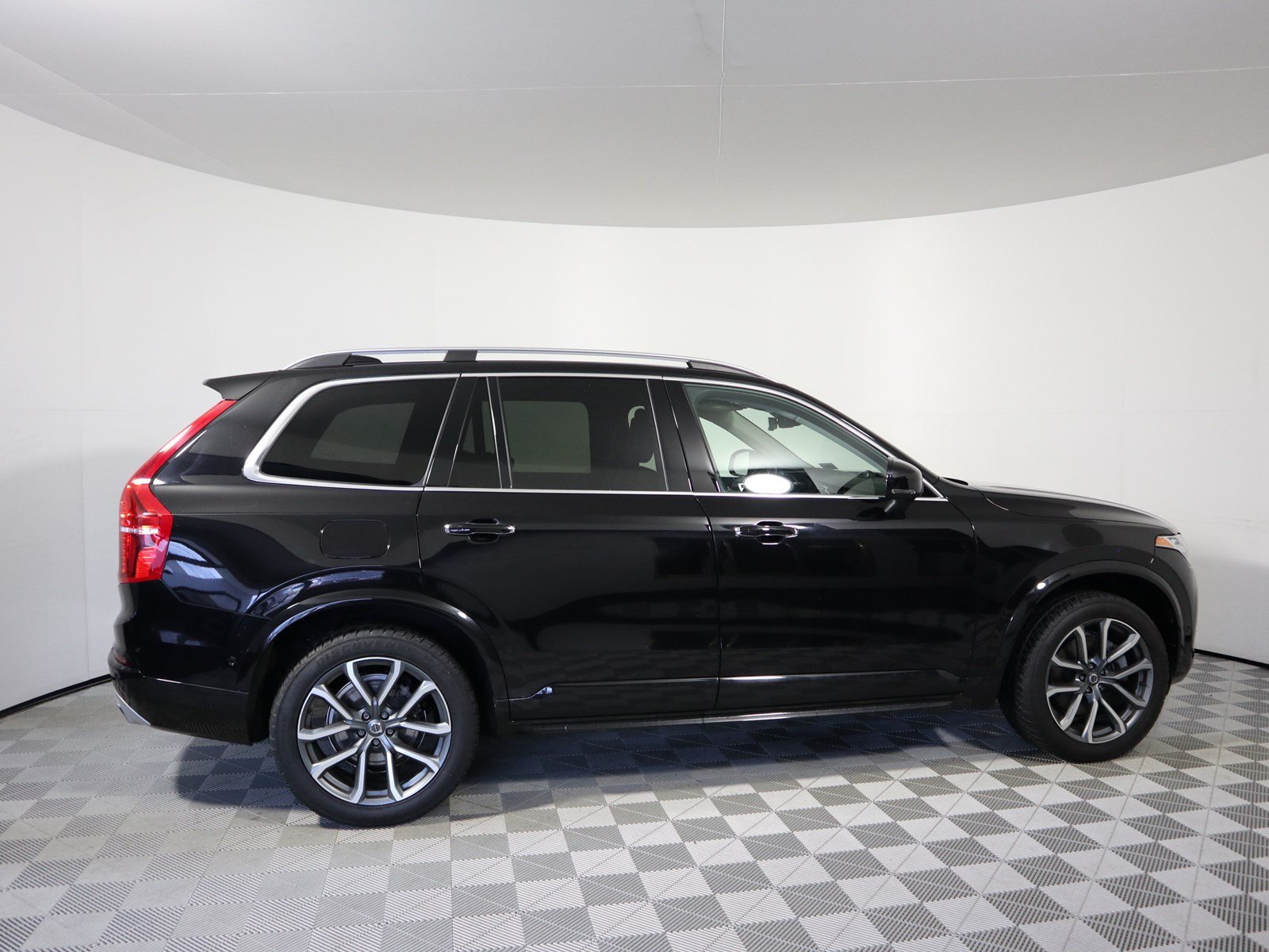 PreOwned 2017 Volvo XC90 Momentum Sport Utility in