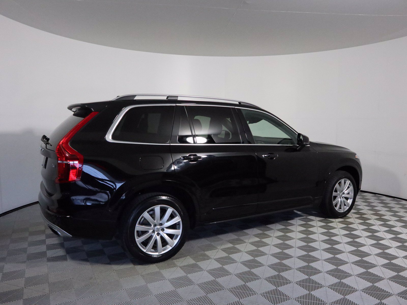 Pre Owned 2016 Volvo Xc90 T6 Momentum Sport Utility In Parkersburg M5946a Astorg Auto